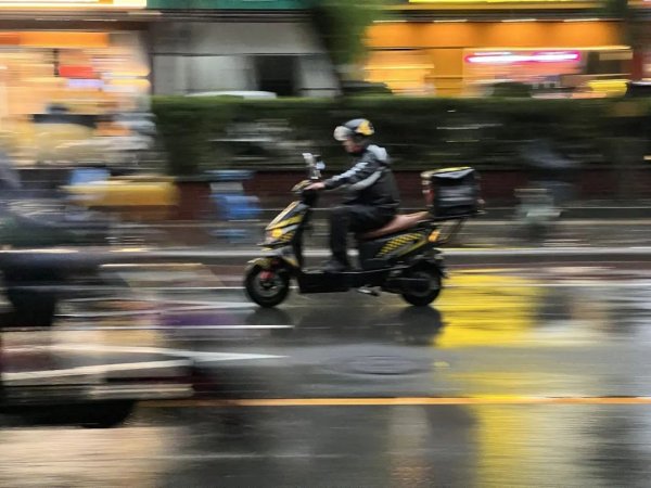 在线配资机构 人民日报登了100名小哥的心里话! 哪一句最戳你的心